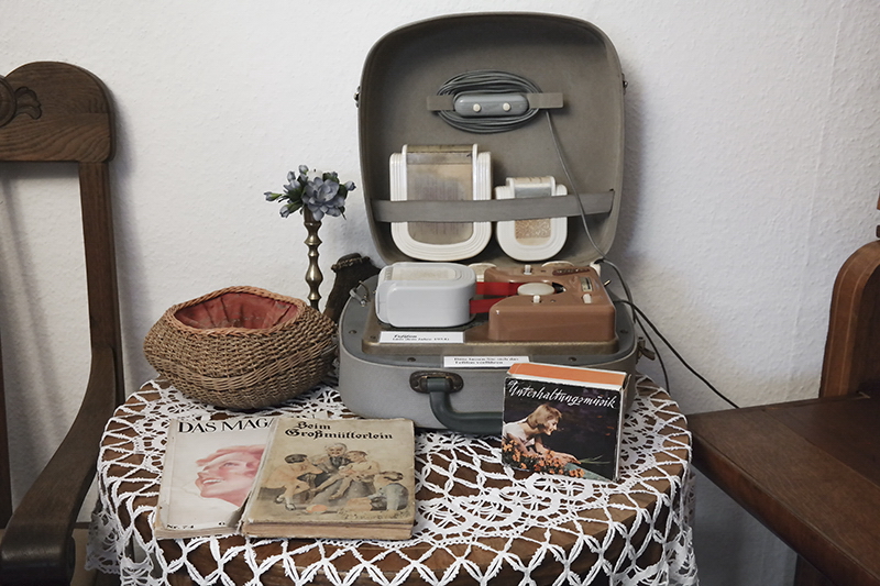 Mecklenburgische Seenplatte SAM_4441 Kopie.jpg - Ein altes Tonbandgerät ( TEFIFON ) von 1954 mit erstaunlicher Tonqualität.